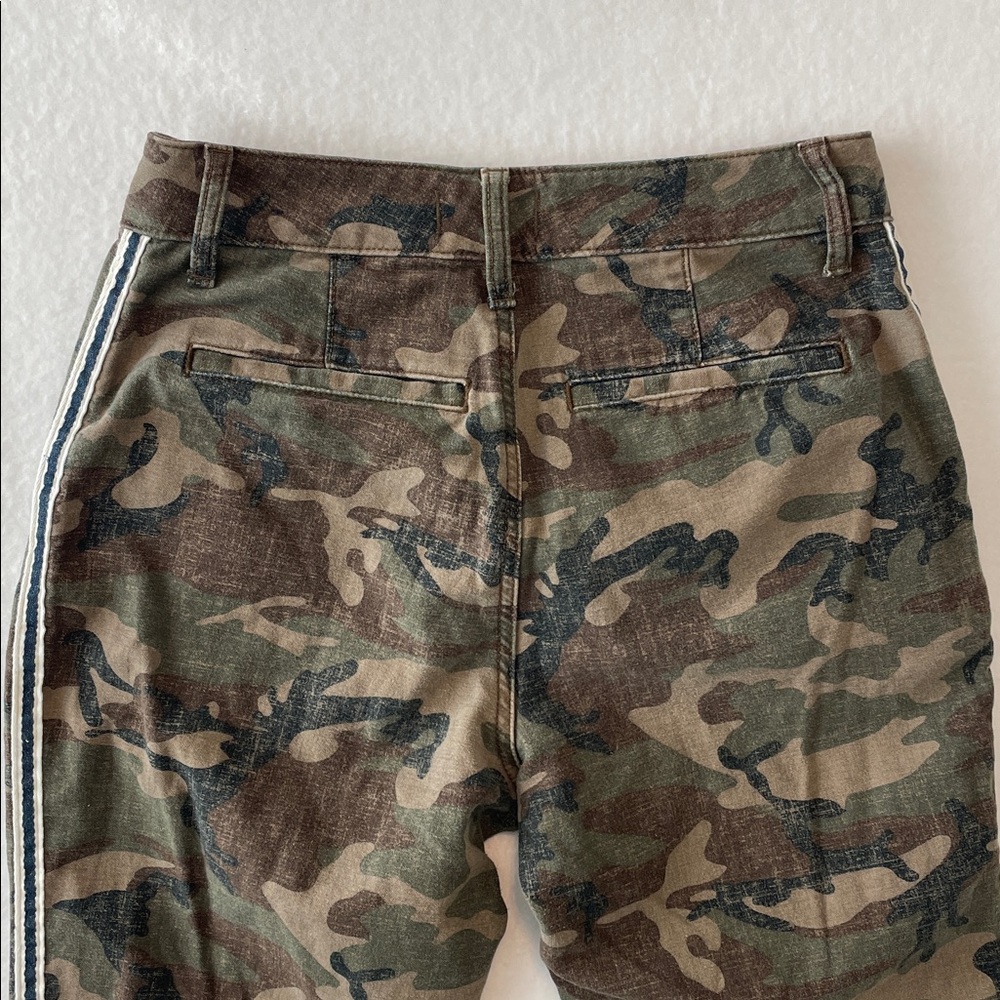 Abercrombie and Fitch Camo Pants with Stripe Size 2
Distressed wash. - Picture 3 of 6